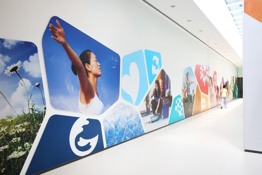 Unilever Singapur'daki bir özellik duvarı, markalarını görseller ve grafiklerle vurguluyor.